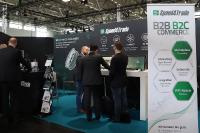Am Messestand von Softwareanbieter Speed4Trade auf der TIRE-COLOGNE-Sonderfläche "Digital Reality" tauschten sich die Besucher zu digitalen Absatzchancen aus.