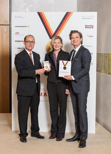 (v.l.n.r.) Herausgeber Prof. Dr. Bernd Venohr, Kristina Stifter, Head of Global Communications bei PTV und Dr. Florian Landscheidt. Bild: PTV Group