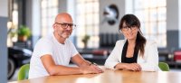 Briefing statt Lehrbuch: Ralf Andereya (ipanema2c brand communication GmbH) und Dr. Sarah Jamaly (Wupper-Klinik) bringen Praxis an die HSD.