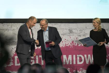 IoT-Venture-Geschäftsführer Jürgen Veith (links) nimmt die Auszeichnung von Alfred Volk, Leiter Geschäftskundenvertrieb bei der Deutschen Telekom, entgegen