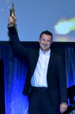 Marco Schröder, Geschäftsführer von 3 Plus Solutions, reckt bei der Gala in Düsseldorf die Trophäe des „Großen Preises des Mittelstandes“ in die Höhe
