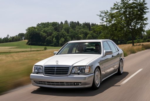 KW_V3_Klassik_Mercedes-Benz_W140_S-Klasse_Fahraufnahme_003.jpg