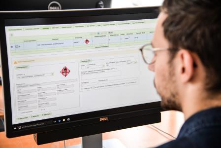 Das Gefahrgut-Modul von Komalog unterstützt Spediteure bei der vorschriftsmäßigen Abwicklung von Gefahrguttransporten gemäß des ADR 2017 (Foto: TRANSDATA)