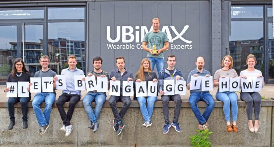 Das Ubimax Team praesentiert den AWE Auggie Award für die Best Enterprise Solution vor dem Heado.jpg