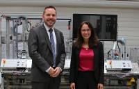 Besuch aus dem Bundestag: Am Zuse-Tag REGIONAL stellt Dr.-Ing. Malte Stonis der Bundestagsabgeordneten Yasmin Fahimi die Arbeit des IPH und der Zuse-Gemeinschaft vor. (Quelle: IPH)