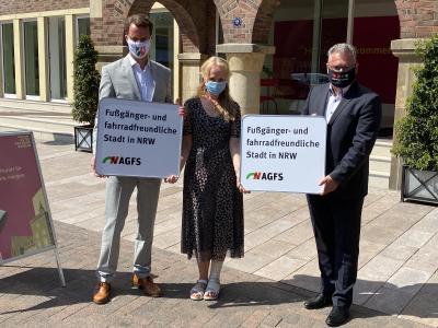 Sie präsentierten das neue "Ortsschild": NRW-Verkehrsminister Hendrik Wüst, Bürgermeisterin Mechtild Schulze Hessing und AGFS-Pressesprecher Michael Blaess.