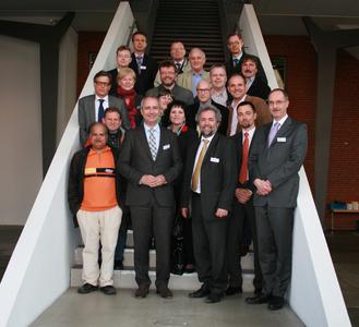 Die Delegation der Hanauer Stadtverordneten- und Magistratsversammlung und Mitarbeiter der Umicore tauschten sich bei einem Besuch am Standort Hanau-Wolfgang der Materialtechnologie-Gruppe über Technologien zur nachhaltigen Mobilität aus