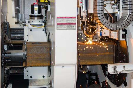 Einbaufertige Halbzeuge für bis zu 1,5 Tonnen Quadratrohr schneidet der Elting-Laser und ist damit einer der größten Europas