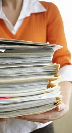 Frau mit Dokumentenstapel.jpg