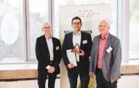 Von links nach rechts: Dr. Matthias Schmitt, IHK Trier; Michael Simon, Absolvent Fernstudium Informatik; Prof. Dr. Andreas Lux, Fachbereich Informatik Hochschule Trier Von links nach rechts: Dr. Matthias Schmitt, IHK Trier; Michael Simon, Absolvent Fernstudium Informatik; Prof. Dr. Andreas Lux, Fachbereich Informatik Hochschule Trier