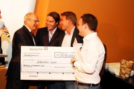 v.l.n.r.: Senator Gunnar Uldall gratuliert der JobLeads GmbH, Gewinner des 1. Platzes beim Webfuture Award 2007