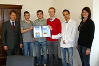 Die Schüler Jan Tenenbaum, Florian Neuber, Hannes Tonat und Granit Reçica zusammen mit WEMAG-Vorstand Caspar Baumgart und WEMAG-Mitarbeiterin Dörthe Sturm