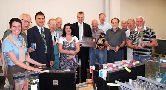 (v. l. n. r.) Kirsten Stahmann (Historikerin), Dr. Gerhard Schneider, Herbert Schein (CEO VARTA Microbattery), Rolf Hennrich,Robert Köder, Heike Faltus, Jens Stahmann (CFO VARTA Microbattery), Ullrich Costenoble, Dieter Eißmann, Wolfgang Emer,Karl Köhnlein, Gerhard Nöldeke, German Schulz