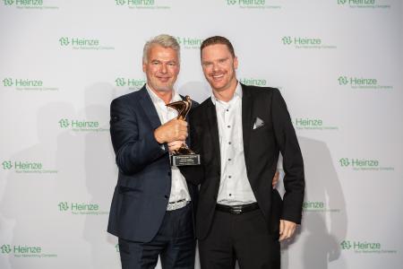 Lothar Piehl und Michael Wiegand von dormakaba nehmen den Award entgegen. Fotonachweis: Fotografie Roman Thomas