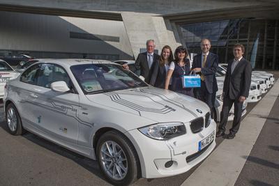Start in Leipzig: Im Projekt LangstreckE wurden heute im BMW Werk in Leipzig 15 BMW ActiveE an Privatnutzer übergeben. V. l. n. r.: Manfred Erlacher (Leiter BMW Werk Leipzig), Tanja Mücke (Privatnutzerin), Cathleen Klötzing (SAENA), Dr. Winfried Damm (Stadtwerke Leipzig), Thomas Franke (TU Chemnitz).