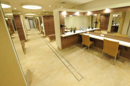 Die Bielefelder Bäder und Freizeit GmbH (BBF) hat die Umgestaltung von Umkleiden und Sanitärbereichen der Saunawelt im ISHARA in Auftrag gegeben. Entstanden sind moderne Räumlichkeiten mit angenehmer Atmosphäre.