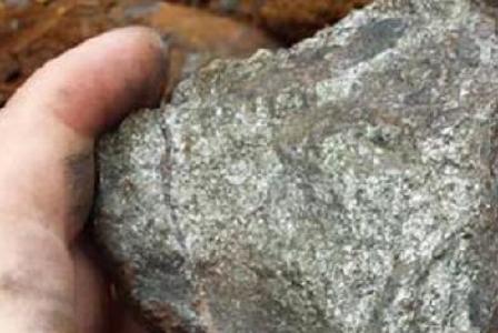 Massivsulfid von historischer Grube. 0,23 % Cu und 3,4 g/t Ag