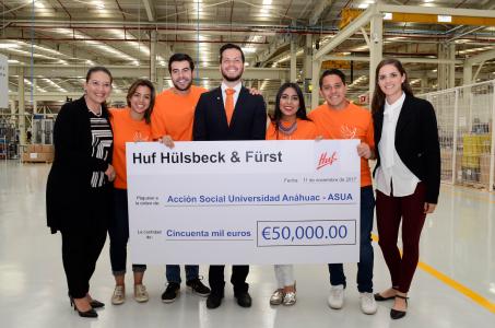 Claudia Núñez, akademische Generaldirektorin der Universität Anáhuac, und Studenten freuen sich über die große Spendenbereitschaft der Huf Group.