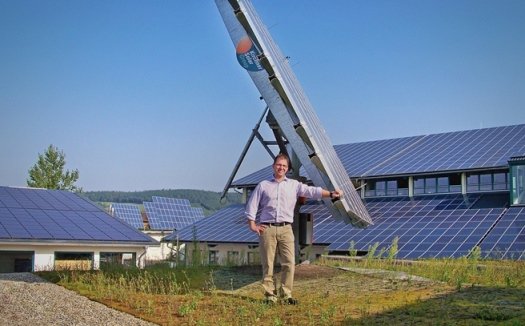 Lars Kirchner auf einem der Öko-Dächer des Firmenhauptsitzes der Kirchner Solar Group in Al.jpg