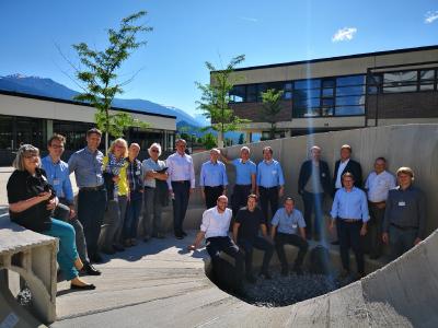 Gut gelaunt unter Innsbrucks Sonne – Teilnehmerinnen und Teilnehmer des CCeV-Thementags ‚besetzen‘ die 3D-Skultpur ‚Cohäsion‘ vor dem Institut für experimentelle Architektur.hochbau