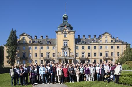 Strahlende Gesichter bei strahlendem Sonnenschein: Die HARTING Emeriten, Ruheständler der Technologiegruppe, trafen sich zur gemeinsamen Ausflugsfahrt nach Bückeburg.