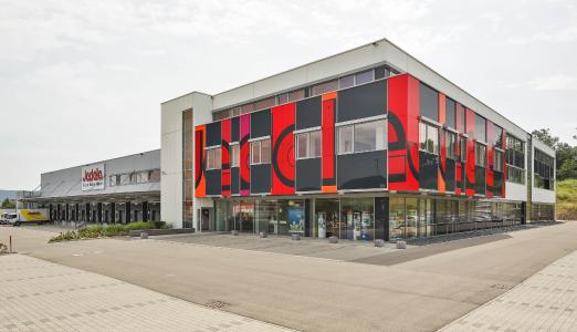 Erweiterte Farbpalette und grafische Gestaltung der Fassade rücken die Marke Jedele näher an den Zeitgeist (Foto: Caparol Farben Lacke Bautenschutz/Martin Duckek)