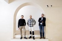 Das war eine runde Sache: DAW-Mitarbeiter Kurt Walter Pöll, Malermeister René Korte und Arndt Wellbrock, Chef der Allianz-Agentur in Sundern (von links), finden, dass der Geschäftsraum dank des neuen Türbogens in Steinoptik deutlich an Attraktivität gewonnen hat.