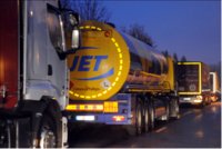Werden in Deutschland ab Juli 2011 Pflicht: Konturmarkierungen an Lkw. Bereits ab Februar  müssen neue Pkw mit Tagfahrlicht ausgerüstet sein