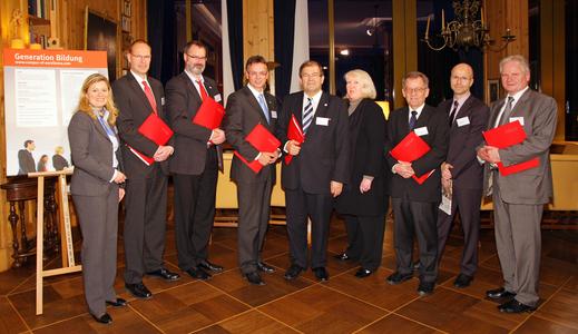 v.l.n.r.: Dr. Eva Salzer (CoE), Professor Joachim Venghaus (Stralsund), Peter Fitschen (Neubrandenburg), Dr. Michael Thamm (AIDA), Professor Wolfgang Schareck (Rostock), Cornelia Unglaube (CoE), Professor Rainer Westermann (Greifswald), Jörg Eigendorf (WELT GRUPPE), Professor Norbert Grünwald (Wismar)