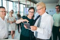 Lena Müller-Ontjes, Leiterin des MACH Innovation Hub zeigt den gemeinsam mit der Universität zu Lübeck entwickelten Augmented Reality Showcase für die Bauverwaltung – ein erster Vorgeschmack auf die weitere Zusammenarbeit im Lab