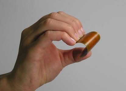 Besonders dünne Piezokeramik lässt Biegeradien kleiner als 10 mm zu