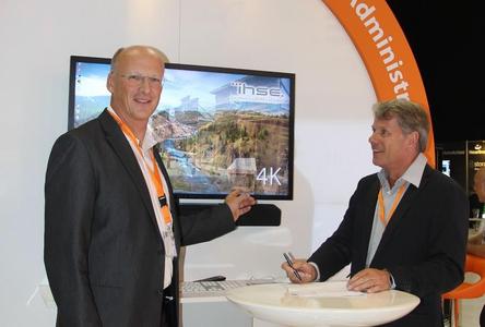 Dr. Enno Littmann, MD of IHSE (left), and Bauke van de Zand, Sales Manager of Intronics signing the contract
