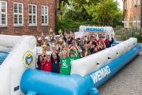 Großer Jubel bei den Besten der WEMAG-Ligen der A- D-Junioren, den Fairplay-Cupsiegern und den besten Jugend-Einzelsportlern nach der Ehrung in Schwerin / Foto: WEMAG/Stephan Rudolph-Kramer