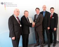BSI-Abteilungspräsident Bernd Kowalski sowie die INFODAS-Auditoren Dr. Gerhard Weck (v. l.) und Carsten Schulz (r.) gratulieren dem Informationssicherheitsmanager Axel Köster (Mitte) und dem Projektleiter Jan-Peter Schulz (2. v. r.) von der DVZ M-V GmbH zur erfolgreichen Zertifizierung BSI-Abteilungspräsident Bernd Kowalski sowie die INFODAS-Auditoren Dr. Gerhard Weck (v. l.) und Carsten Schulz (r.) gratulieren dem Informationssicherheitsmanager Axel Köster (Mitte) und dem Projektleiter Jan-Peter Schulz (2. v. r.) von der DVZ M-V GmbH zur erfolgreichen Zertifizierung