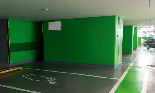 Platzsparende Installation der Verteilerbox eni.hub im näheren Bereich der Ladestationen.
Durch die Anbringungung der Verteilerbox in unmittelbarer Nähe zu den Ladestationen werden Material und Kosten gespart, da nur noch zwei Kabel zum Hausanschluss geführt werden müssen.