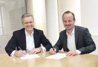 Uwe Beikirch, baramundi software AG Management Board (left), and Dr. Dirk Haft, WITTENSTEIN SE Management Board (right) after signing the contract / Sources: WITTENSTEIN SE