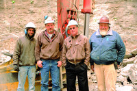 (Von links) Jon Pung, Ric-Man Bauleiter; Walter Proctor, Ric-Man Baggerfahrer; Scott Hendricks, Atlas Copco Area Sales Manager; Gene Bowers, Ric-Man Gesamtleiter Tiefbau