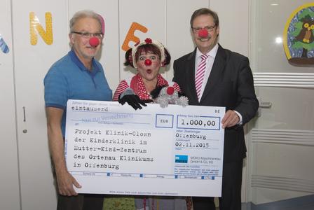 v.l. Herr Dr. Jens-Uwe Folkens, Klinik-Clown Stups und Herr Dietmar Zapf