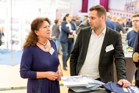 Christa Seyffarth von der Praxis EDV erläuterte Sebastian Möllers die Digitalisierung der Lieferscheine