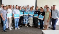 Sie engagieren sich besonders für die Berufsorientierung an ihren Schulen: Vertreterinnen und Vertreter von insgesamt neun Schulen aus der Region Heilbronn-Franken nahmen am Mittwoch in Heilbronn erstmals oder erneut das BoriS-Berufswahlsiegel Baden-Württemberg 2024 entgegen. Foto: IHK Heilbronn-Franken/A. Lukesch