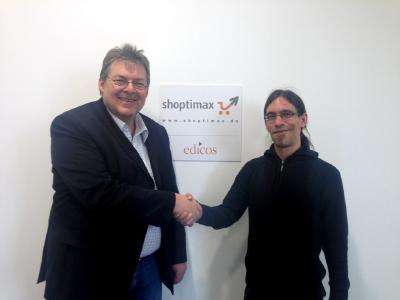 Friedrich Schreieck (links), Geschäftsführer der shoptimax GmbH, gratuliert Benjamin Koch (rechts), Software-Entwickler und Teamleiter im Bereich Entwicklung, herzlich zum erfolgreichen Abschluss seiner Fortbildung zum IHK zertifizierten IT Business Manager.