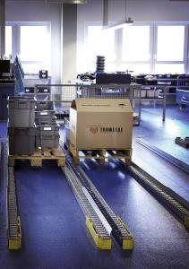 Die TORWEGGE GmbH und Co. KG hat im Lager eines großen international tätigen Logistik- und Gütertransportunternehmens eine Schwerlastrollenbahn installiert. (Foto: TORWEGGE)