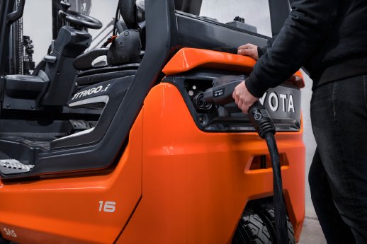 Toyota Traigo48_Li-ion charging2 (1).jpg