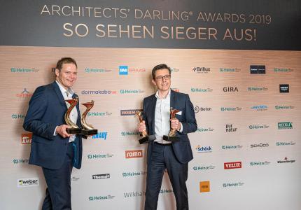 Jens Kronenberg (Leiter Objektmanagement) und Bernd Blümmers (Leiter Vertrieb Product-Sales) nahmen die begehrten Architects‘ Darling Awards in Empfang. Fotonachweis: Roman Thomas