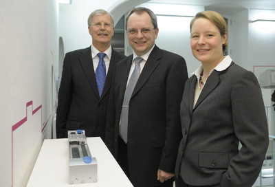 v.l.n.r.: Dr. Alfred Ermers, Leiter Festo Lernzentrum Saar, Karoline von Häfen, Leiterin Product Design Processing bei Festo, Eric Angué, Leiter Development Axes and Slides bei Festo