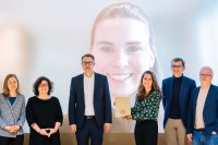 Prof. Tabea Bork-Hüffer (Mitglied im HCE-Direktorium), Prof. Jale Tosun (Mitglied im HCE-Direktorium), Andreas Zühlcke (als Vertreter der Viktor & Sigrid Dulger Stiftung), im Hintergrund die Preisträgerin Dr. Eva-Marie Metz, Dr. Sanam Vardag (Laudatorin, Institut für Umweltphysik), Prof. André Butz (zukünftiger Geschäftsführender Direktor des HCE), Prof. Thomas Rausch (Mitglied im Direktorium des HCE) Bild (von links)