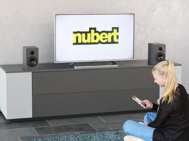 nuBox A-125 TV Frau Ambiente .jpg