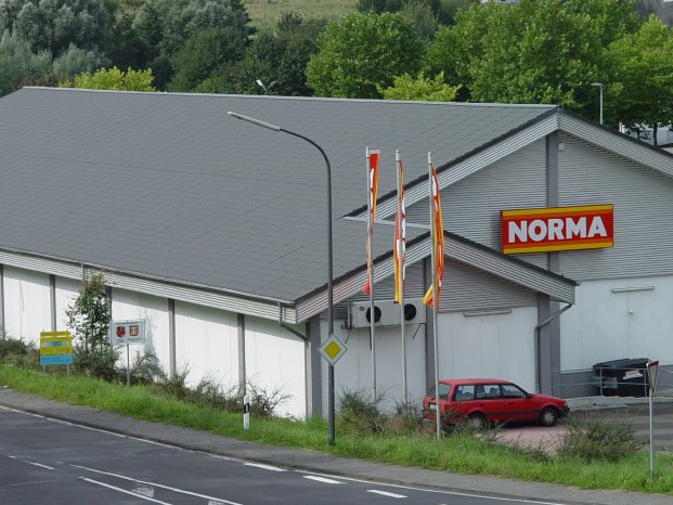 Supermarkt in Rheinland-Pfalz, eingedeckt mit Metalldachpfannen von LUXMETALL® - Bildnachwe.jpg