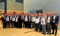 Gruppenbild der diesjährigen Lieferantenpreisträger der EUROBAUSTOFF Fachgruppe Dach&Fassade/Baumetalle