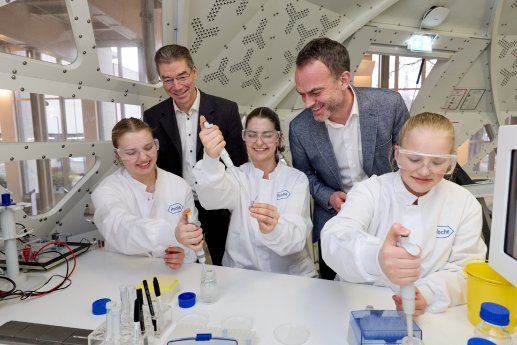 Pressefoto 2-Roche DNA-Besucherlabor DM.jpg